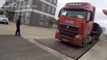 治超站檢測核載50噸貨車過地磅顯示213.96噸！
